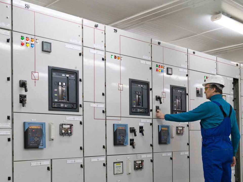 اهمیت نگهداری پیشگیرانه در تجهیزات برق صنعتی